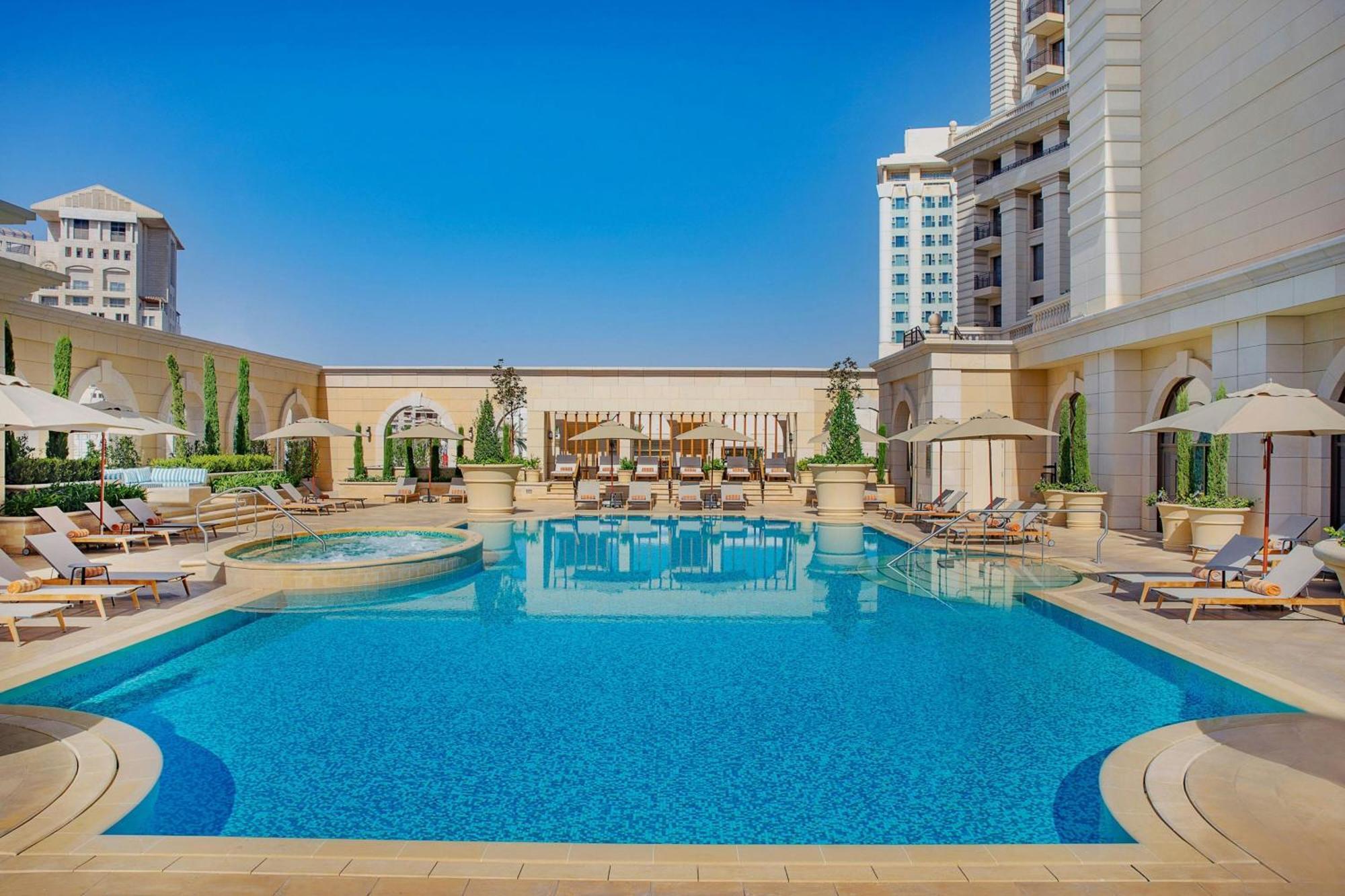 The Ritz-Carlton, Amman Hotel ภายนอก รูปภาพ The pool at the hotel