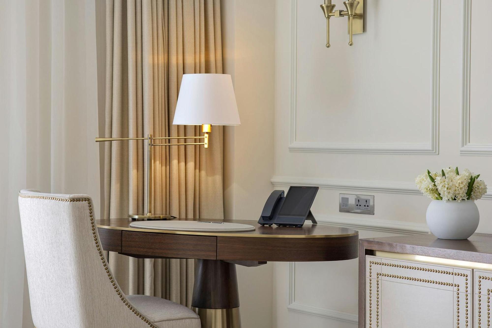 The Ritz-Carlton, Amman Hotel ภายนอก รูปภาพ A table lamp